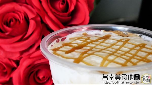 【台南市-南區美食】在巷弄裡飄著咖啡香，坐在窗前隨著日光的灑落緩移......在『巷弄咖啡』獨享這屬於自己的咖啡時光 ♪ ♬ ヾ(´︶`♡)ﾉ ♬ ♪