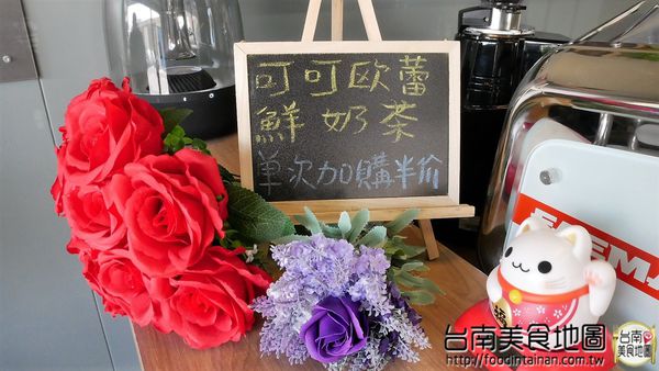 【台南市-南區美食】在巷弄裡飄著咖啡香，坐在窗前隨著日光的灑落緩移......在『巷弄咖啡』獨享這屬於自己的咖啡時光 ♪ ♬ ヾ(´︶`♡)ﾉ ♬ ♪