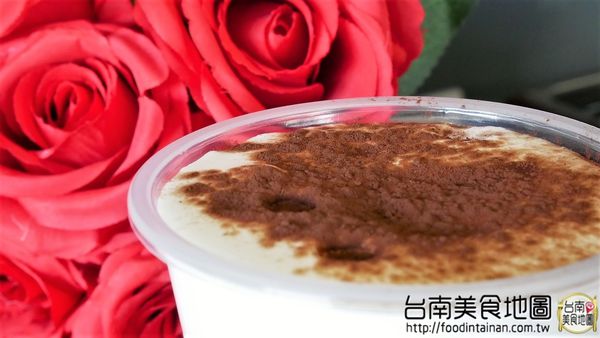 【台南市-南區美食】在巷弄裡飄著咖啡香，坐在窗前隨著日光的灑落緩移......在『巷弄咖啡』獨享這屬於自己的咖啡時光 ♪ ♬ ヾ(´︶`♡)ﾉ ♬ ♪