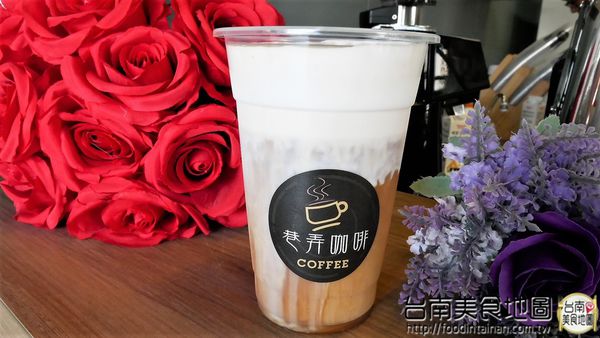 【台南市-南區美食】在巷弄裡飄著咖啡香，坐在窗前隨著日光的灑落緩移......在『巷弄咖啡』獨享這屬於自己的咖啡時光 ♪ ♬ ヾ(´︶`♡)ﾉ ♬ ♪