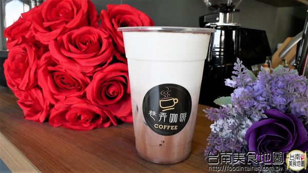 【台南市-南區美食】在巷弄裡飄著咖啡香，坐在窗前隨著日光的灑落緩移......在『巷弄咖啡』獨享這屬於自己的咖啡時光 ♪ ♬ ヾ(´︶`♡)ﾉ ♬ ♪