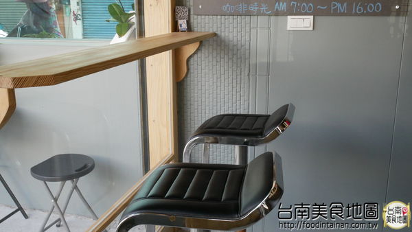 【台南市-南區美食】在巷弄裡飄著咖啡香，坐在窗前隨著日光的灑落緩移......在『巷弄咖啡』獨享這屬於自己的咖啡時光 ♪ ♬ ヾ(´︶`♡)ﾉ ♬ ♪