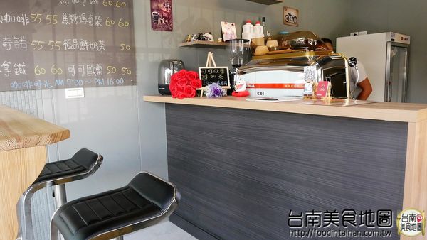 【台南市-南區美食】在巷弄裡飄著咖啡香，坐在窗前隨著日光的灑落緩移......在『巷弄咖啡』獨享這屬於自己的咖啡時光 ♪ ♬ ヾ(´︶`♡)ﾉ ♬ ♪