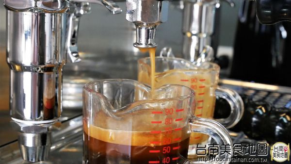 【台南市-南區美食】在巷弄裡飄著咖啡香，坐在窗前隨著日光的灑落緩移......在『巷弄咖啡』獨享這屬於自己的咖啡時光 ♪ ♬ ヾ(´︶`♡)ﾉ ♬ ♪