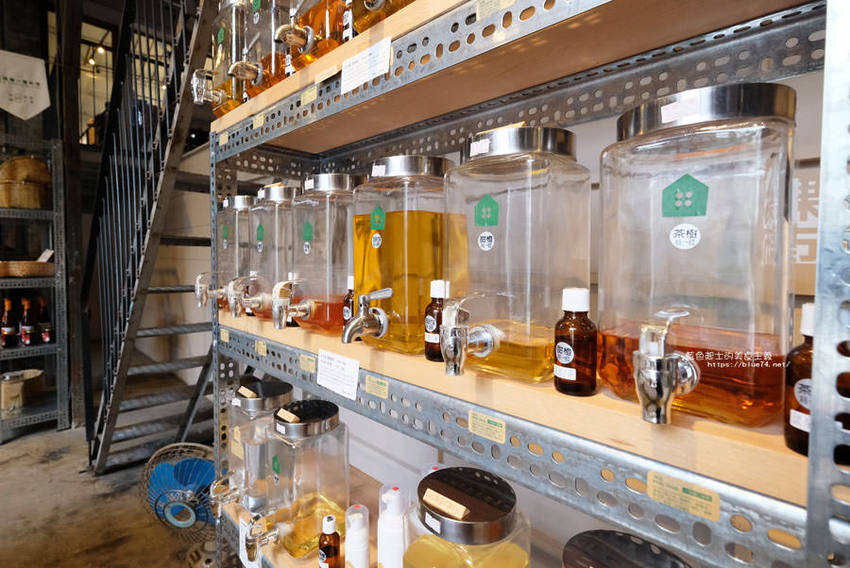 台中大里│家務室友善環境生活雜貨-喜愛二樓像小閣樓秘密基地的下午茶甜點空間 - 藍色起士的美食主義