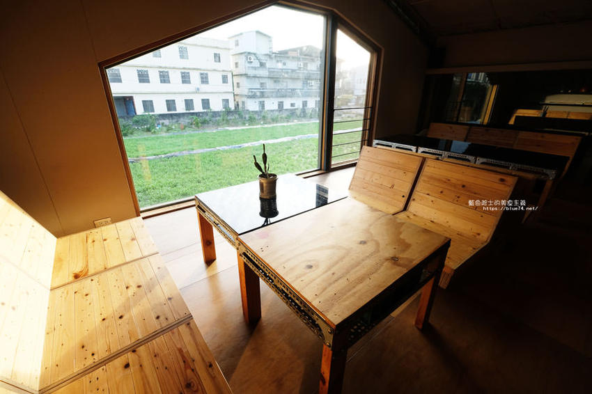 台中大里│家務室友善環境生活雜貨-喜愛二樓像小閣樓秘密基地的下午茶甜點空間 - 藍色起士的美食主義