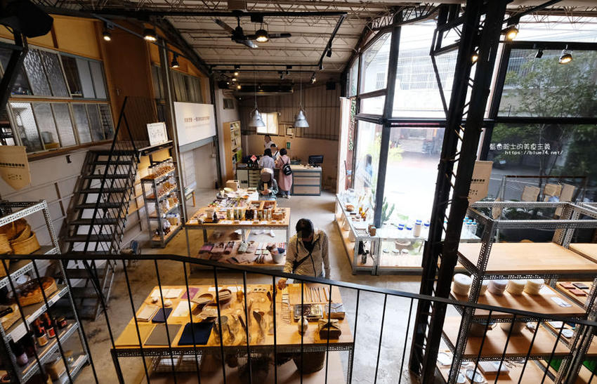 台中大里│家務室友善環境生活雜貨-喜愛二樓像小閣樓秘密基地的下午茶甜點空間 - 藍色起士的美食主義