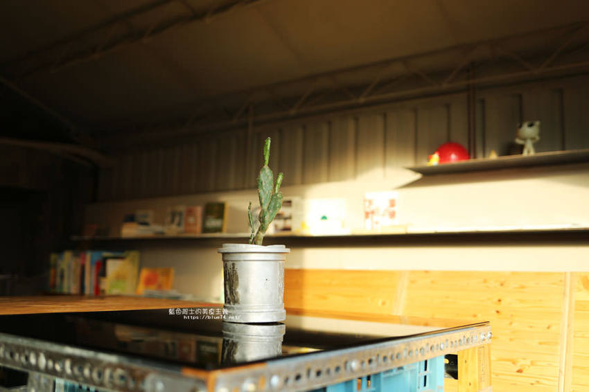 台中大里│家務室友善環境生活雜貨-喜愛二樓像小閣樓秘密基地的下午茶甜點空間 - 藍色起士的美食主義