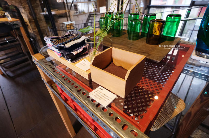 台中大里│家務室友善環境生活雜貨-喜愛二樓像小閣樓秘密基地的下午茶甜點空間 - 藍色起士的美食主義