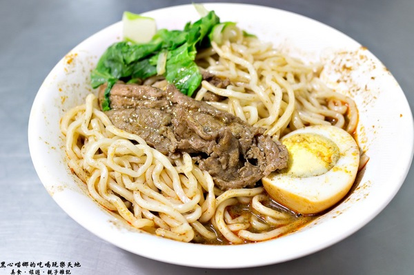 阿興排骨拉麵：高雄鳳山︱阿興排骨拉麵  加10元麵的份量，恐怖的飽撐啊！