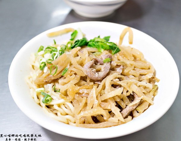 阿興排骨拉麵：高雄鳳山︱阿興排骨拉麵  加10元麵的份量，恐怖的飽撐啊！