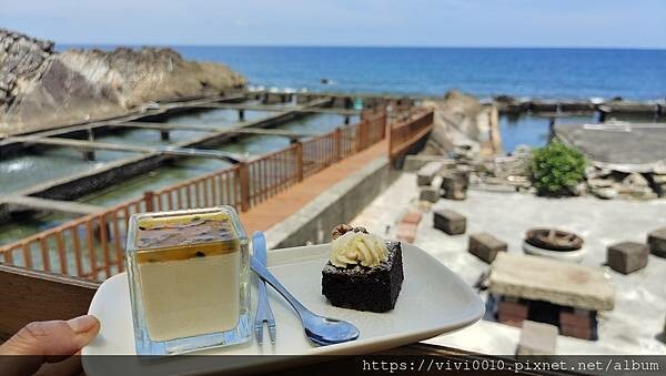 新北.貢寮-92K週末食堂一望無際的海上美景，濃郁沖繩風的海景小店，特色小點海葡萄、醃製白底仔新鮮又美味