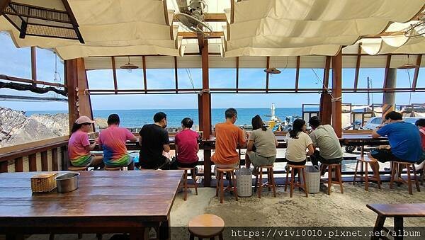 新北.貢寮-92K週末食堂一望無際的海上美景，濃郁沖繩風的海景小店，特色小點海葡萄、醃製白底仔新鮮又美味