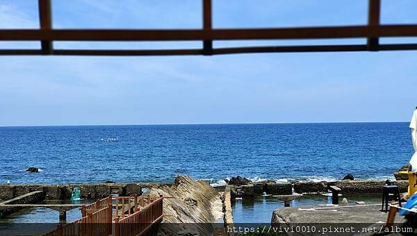 新北.貢寮-92K週末食堂一望無際的海上美景，濃郁沖繩風的海景小店，特色小點海葡萄、醃製白底仔新鮮又美味