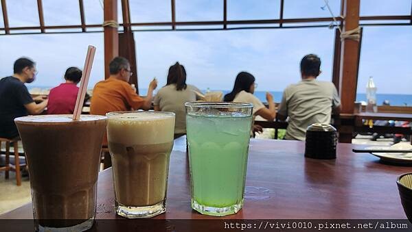 新北.貢寮-92K週末食堂一望無際的海上美景，濃郁沖繩風的海景小店，特色小點海葡萄、醃製白底仔新鮮又美味