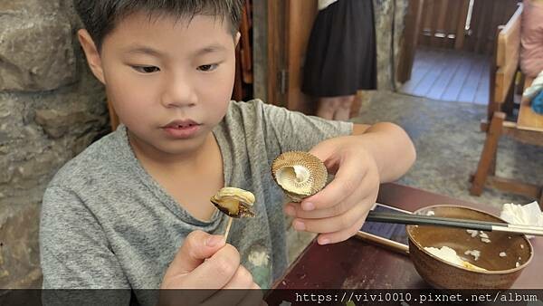 新北.貢寮-92K週末食堂一望無際的海上美景，濃郁沖繩風的海景小店，特色小點海葡萄、醃製白底仔新鮮又美味