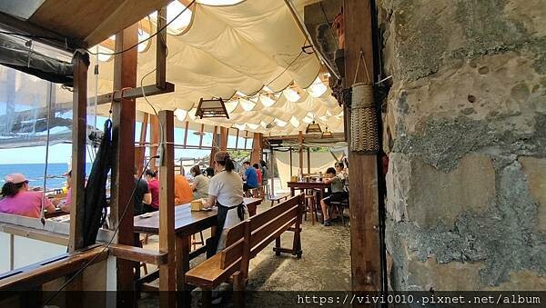 新北.貢寮-92K週末食堂一望無際的海上美景，濃郁沖繩風的海景小店，特色小點海葡萄、醃製白底仔新鮮又美味