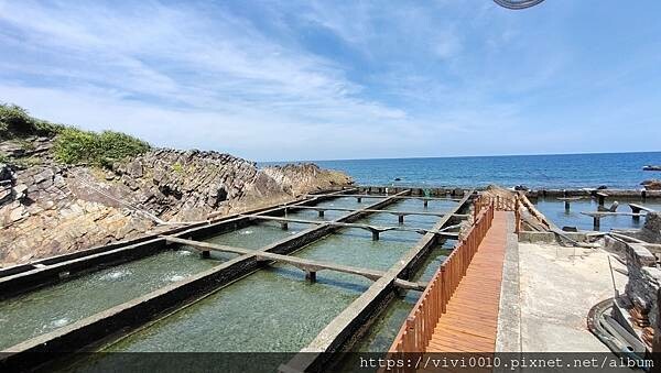 新北.貢寮-92K週末食堂一望無際的海上美景，濃郁沖繩風的海景小店，特色小點海葡萄、醃製白底仔新鮮又美味