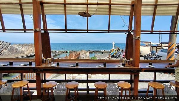 新北.貢寮-92K週末食堂一望無際的海上美景，濃郁沖繩風的海景小店，特色小點海葡萄、醃製白底仔新鮮又美味