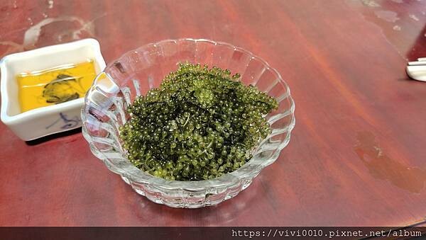 新北.貢寮-92K週末食堂一望無際的海上美景，濃郁沖繩風的海景小店，特色小點海葡萄、醃製白底仔新鮮又美味