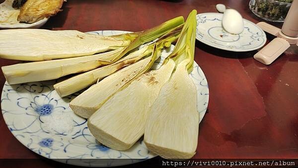 新北.貢寮-92K週末食堂一望無際的海上美景，濃郁沖繩風的海景小店，特色小點海葡萄、醃製白底仔新鮮又美味