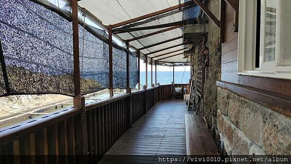 新北.貢寮-92K週末食堂一望無際的海上美景，濃郁沖繩風的海景小店，特色小點海葡萄、醃製白底仔新鮮又美味