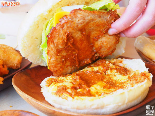 早安公雞(忠誠店)：早安公雞農場晨食，SOGO商圈也開一家囉～浩克雞腿堡好大一份阿~