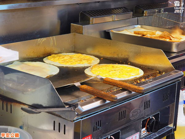 早安公雞(忠誠店)：早安公雞農場晨食，SOGO商圈也開一家囉～浩克雞腿堡好大一份阿~