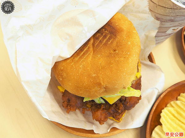 早安公雞(忠誠店)：早安公雞農場晨食，SOGO商圈也開一家囉～浩克雞腿堡好大一份阿~