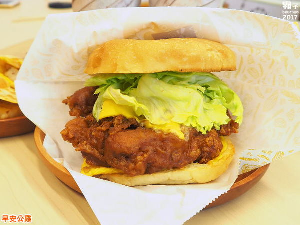 早安公雞(忠誠店)：早安公雞農場晨食，SOGO商圈也開一家囉～浩克雞腿堡好大一份阿~