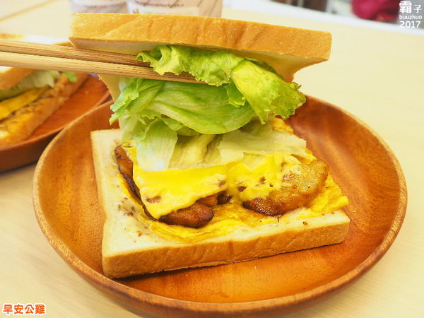 早安公雞(忠誠店)：早安公雞農場晨食，SOGO商圈也開一家囉～浩克雞腿堡好大一份阿~