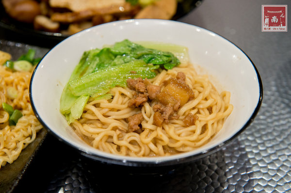 遇見滷水工坊:【台南美食】海安路美食|不沾醬滷味|黑豬肉燥飯|手工麵食|飲料免費喝~遇見滷水工坊