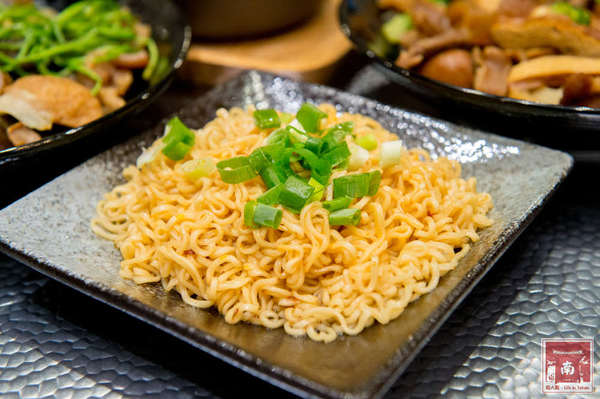 遇見滷水工坊:【台南美食】海安路美食|不沾醬滷味|黑豬肉燥飯|手工麵食|飲料免費喝~遇見滷水工坊