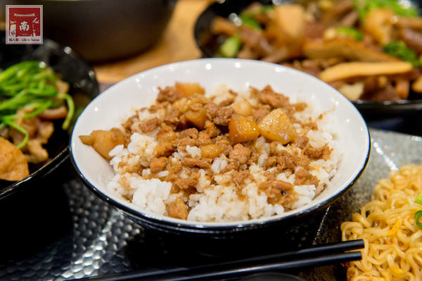 遇見滷水工坊:【台南美食】海安路美食|不沾醬滷味|黑豬肉燥飯|手工麵食|飲料免費喝~遇見滷水工坊