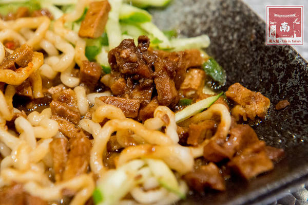 遇見滷水工坊:【台南美食】海安路美食|不沾醬滷味|黑豬肉燥飯|手工麵食|飲料免費喝~遇見滷水工坊