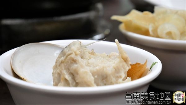 丸鮮魚翅牛豬平價自助火鍋：【台南市-安平區美食】從永華路的『台南茄萣魚翅火鍋』移來中華西麥當勞旁的【丸鮮魚翅牛豬平價火鍋】！提供各式新鮮的海味，甚至老客戶嘴饞的預訂珍品~來這都能一飽口福啦٩(♡ε♡ )۶