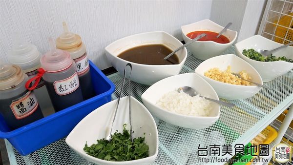 丸鮮魚翅牛豬平價自助火鍋：【台南市-安平區美食】從永華路的『台南茄萣魚翅火鍋』移來中華西麥當勞旁的【丸鮮魚翅牛豬平價火鍋】！提供各式新鮮的海味，甚至老客戶嘴饞的預訂珍品~來這都能一飽口福啦٩(♡ε♡ )۶