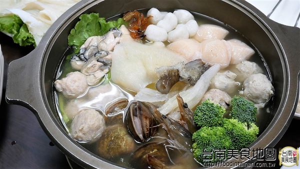 丸鮮魚翅牛豬平價自助火鍋：【台南市-安平區美食】從永華路的『台南茄萣魚翅火鍋』移來中華西麥當勞旁的【丸鮮魚翅牛豬平價火鍋】！提供各式新鮮的海味，甚至老客戶嘴饞的預訂珍品~來這都能一飽口福啦٩(♡ε♡ )۶