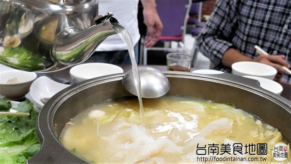 丸鮮魚翅牛豬平價自助火鍋：【台南市-安平區美食】從永華路的『台南茄萣魚翅火鍋』移來中華西麥當勞旁的【丸鮮魚翅牛豬平價火鍋】！提供各式新鮮的海味，甚至老客戶嘴饞的預訂珍品~來這都能一飽口福啦٩(♡ε♡ )۶