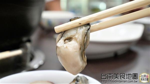 丸鮮魚翅牛豬平價自助火鍋：【台南市-安平區美食】從永華路的『台南茄萣魚翅火鍋』移來中華西麥當勞旁的【丸鮮魚翅牛豬平價火鍋】！提供各式新鮮的海味，甚至老客戶嘴饞的預訂珍品~來這都能一飽口福啦٩(♡ε♡ )۶