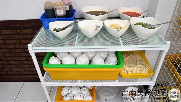 丸鮮魚翅牛豬平價自助火鍋：【台南市-安平區美食】從永華路的『台南茄萣魚翅火鍋』移來中華西麥當勞旁的【丸鮮魚翅牛豬平價火鍋】！提供各式新鮮的海味，甚至老客戶嘴饞的預訂珍品~來這都能一飽口福啦٩(♡ε♡ )۶