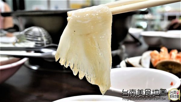 丸鮮魚翅牛豬平價自助火鍋：【台南市-安平區美食】從永華路的『台南茄萣魚翅火鍋』移來中華西麥當勞旁的【丸鮮魚翅牛豬平價火鍋】！提供各式新鮮的海味，甚至老客戶嘴饞的預訂珍品~來這都能一飽口福啦٩(♡ε♡ )۶