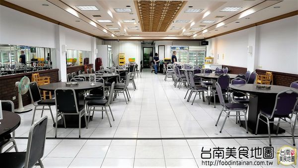 丸鮮魚翅牛豬平價自助火鍋：【台南市-安平區美食】從永華路的『台南茄萣魚翅火鍋』移來中華西麥當勞旁的【丸鮮魚翅牛豬平價火鍋】！提供各式新鮮的海味，甚至老客戶嘴饞的預訂珍品~來這都能一飽口福啦٩(♡ε♡ )۶