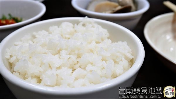 丸鮮魚翅牛豬平價自助火鍋：【台南市-安平區美食】從永華路的『台南茄萣魚翅火鍋』移來中華西麥當勞旁的【丸鮮魚翅牛豬平價火鍋】！提供各式新鮮的海味，甚至老客戶嘴饞的預訂珍品~來這都能一飽口福啦٩(♡ε♡ )۶