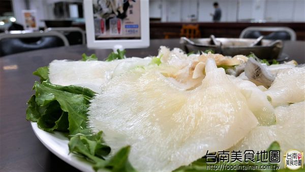 丸鮮魚翅牛豬平價自助火鍋：【台南市-安平區美食】從永華路的『台南茄萣魚翅火鍋』移來中華西麥當勞旁的【丸鮮魚翅牛豬平價火鍋】！提供各式新鮮的海味，甚至老客戶嘴饞的預訂珍品~來這都能一飽口福啦٩(♡ε♡ )۶