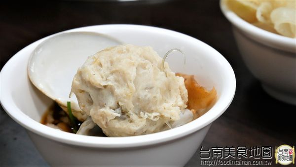 丸鮮魚翅牛豬平價自助火鍋：【台南市-安平區美食】從永華路的『台南茄萣魚翅火鍋』移來中華西麥當勞旁的【丸鮮魚翅牛豬平價火鍋】！提供各式新鮮的海味，甚至老客戶嘴饞的預訂珍品~來這都能一飽口福啦٩(♡ε♡ )۶