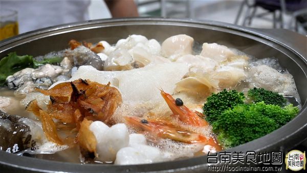 丸鮮魚翅牛豬平價自助火鍋：【台南市-安平區美食】從永華路的『台南茄萣魚翅火鍋』移來中華西麥當勞旁的【丸鮮魚翅牛豬平價火鍋】！提供各式新鮮的海味，甚至老客戶嘴饞的預訂珍品~來這都能一飽口福啦٩(♡ε♡ )۶