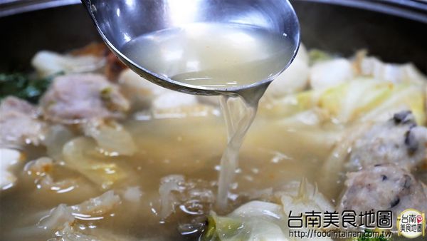 丸鮮魚翅牛豬平價自助火鍋：【台南市-安平區美食】從永華路的『台南茄萣魚翅火鍋』移來中華西麥當勞旁的【丸鮮魚翅牛豬平價火鍋】！提供各式新鮮的海味，甚至老客戶嘴饞的預訂珍品~來這都能一飽口福啦٩(♡ε♡ )۶