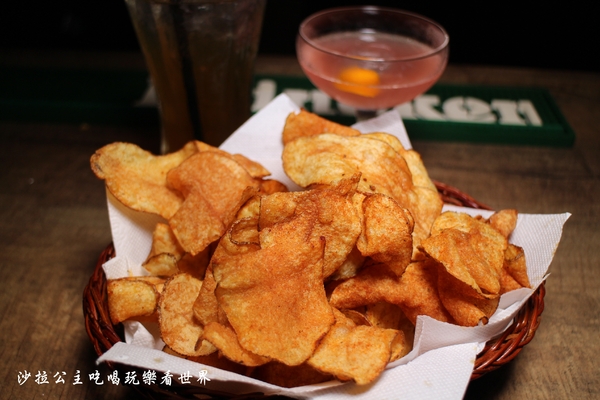 綠洲酒館：大安區好有文藝氣息的酒Bar『The oasis tavern 綠洲酒館』現場爵士樂表演/捷運大安站