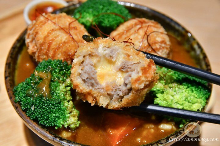 超人氣夜市排隊美食，爆漿起士牛肉丸佐香濃咖哩，好吃到不行!